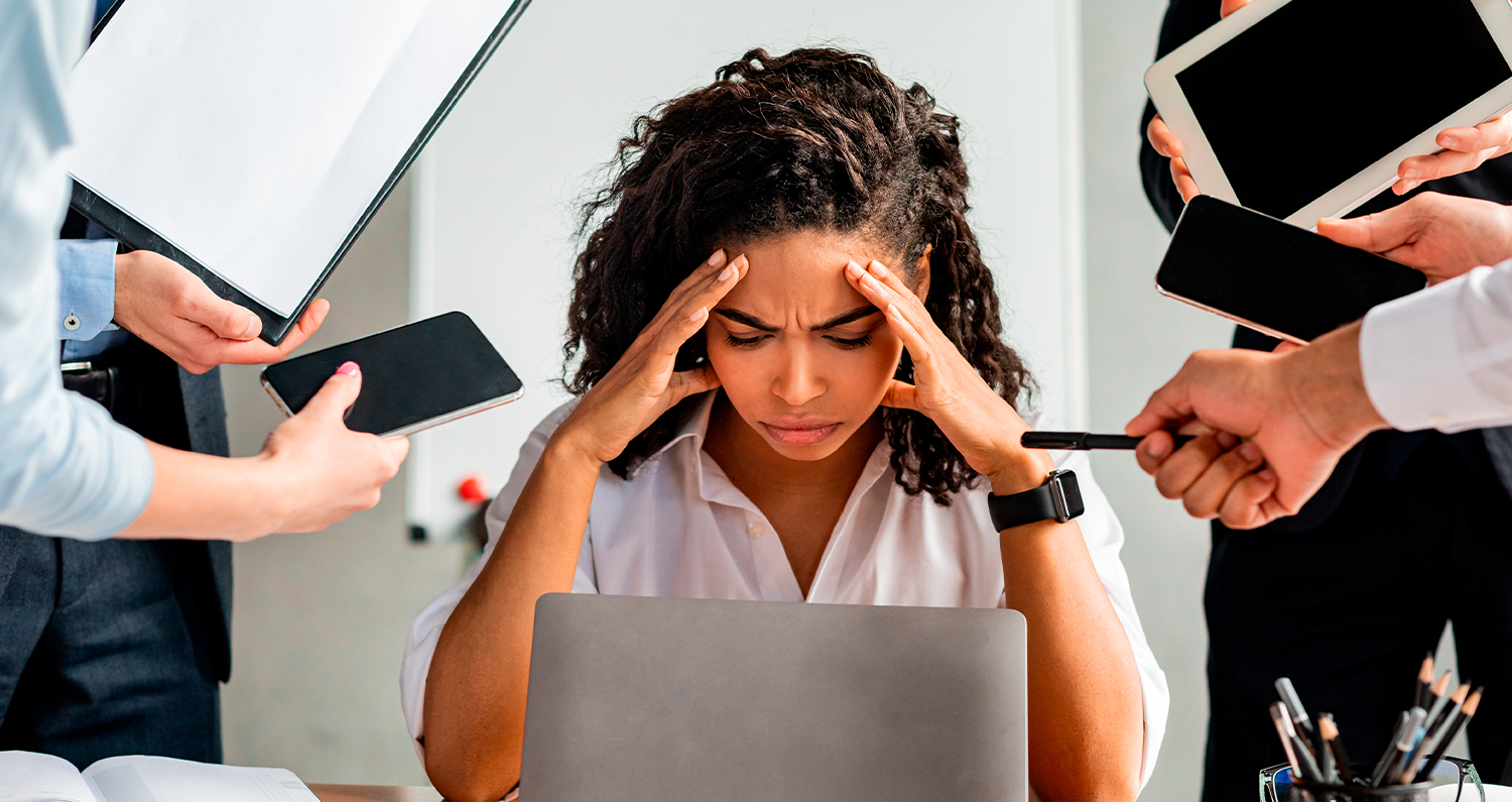 mujer estresada en el trabajo